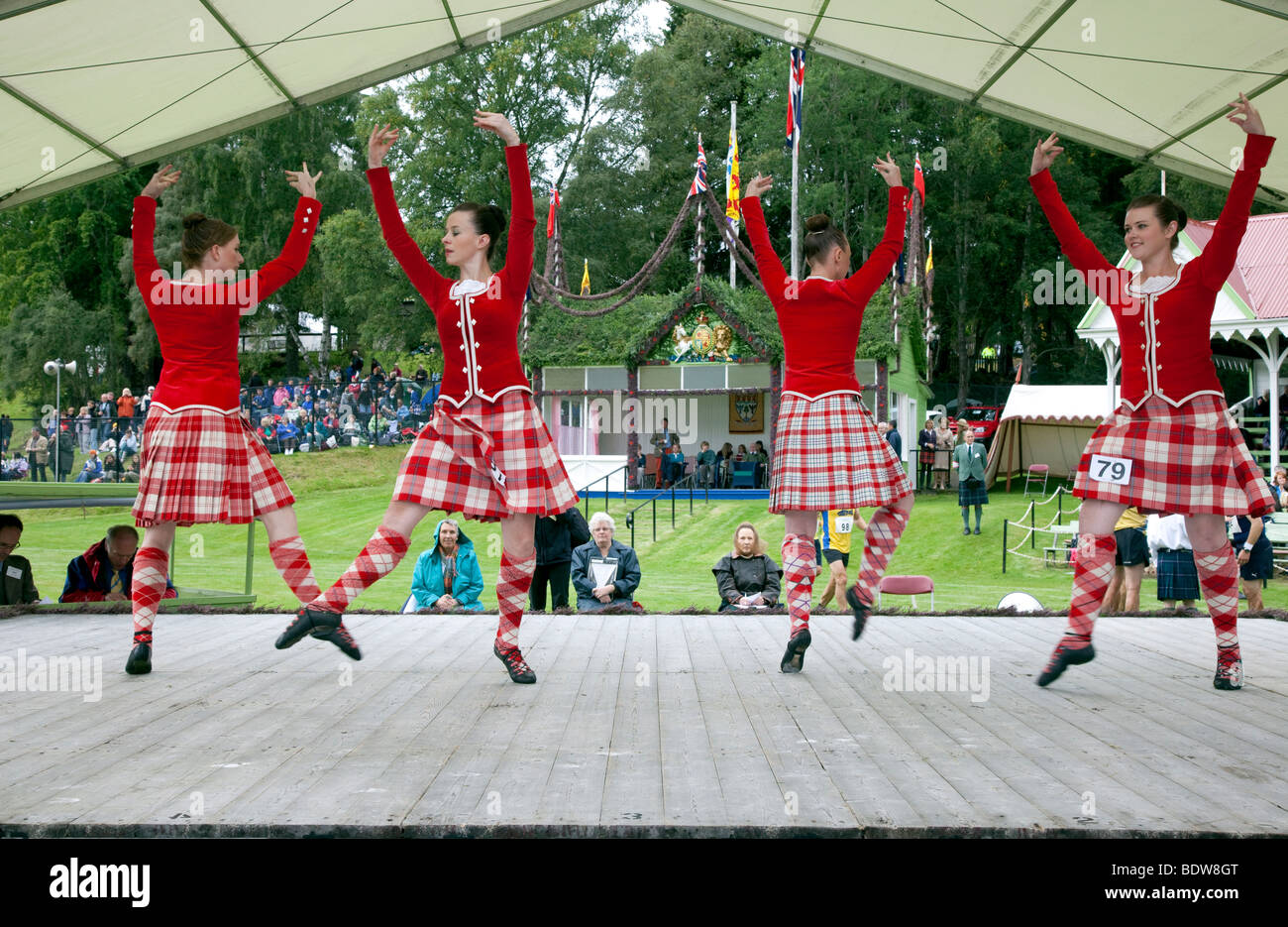 Highland Haspel Schwert Tanz; Braemar Royal Highland Gathering und Spiele an der Princess Royal und Herzog von Fife Memorial Park, Braemar, Aberdeenshire, Großbritannien Stockfoto