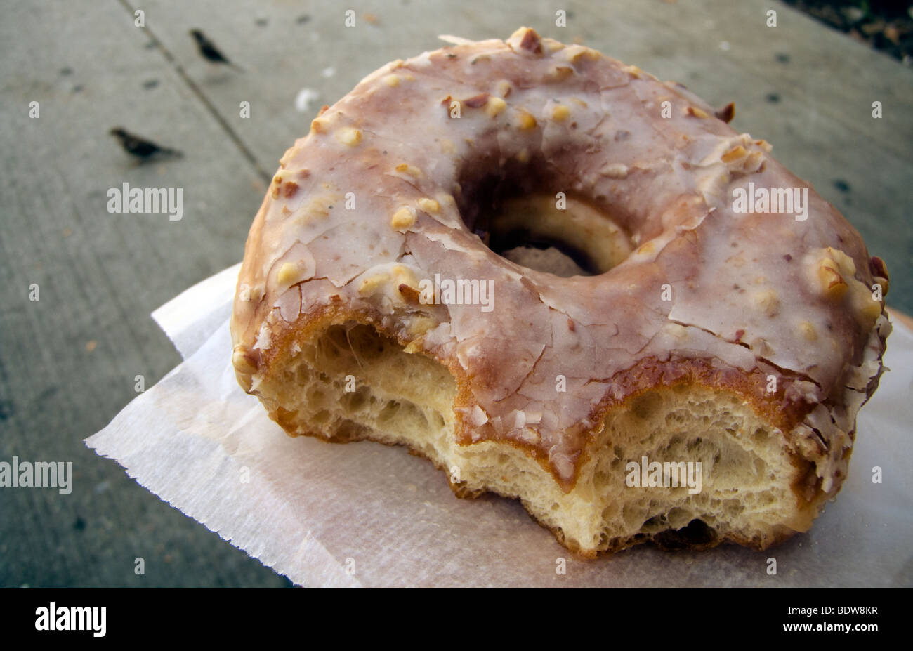 Eine riesige Banane Pecan Donut aus der beliebten Donut-Anlage auf der Lower East Side in New York Stockfoto Eine riesige Banane Pecan Donut aus der beliebten Donut-Anlage auf der Lower East Side in New York Stockfoto