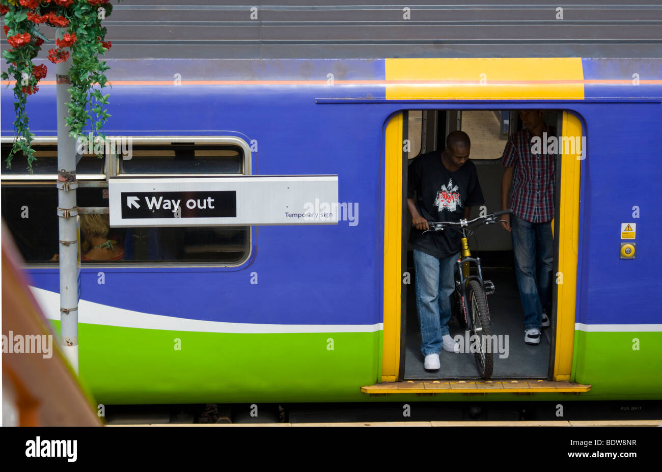 Ein Passagier fährt der Zug mit seinem Fahrrad in Islington, Nordlondon. Stockfoto
