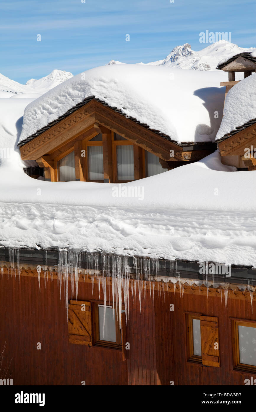 Schneebedeckte Chalet im Skigebiet Courchevel 1850 in Trois Vallées, Les Trois Vallees, Savoie, Alpen, Frankreich Stockfoto