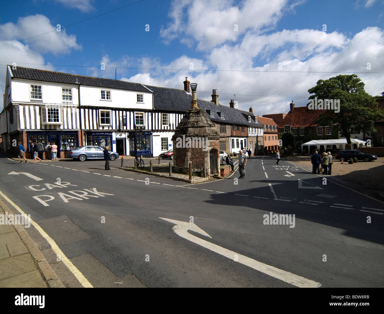 Die "gemeinsame Stelle" Dorfzentrum in kleinen Walsingham mit Gruppen von Pilgern besuchen den Schrein unserer lieben Frau von Walsingham Stockfoto