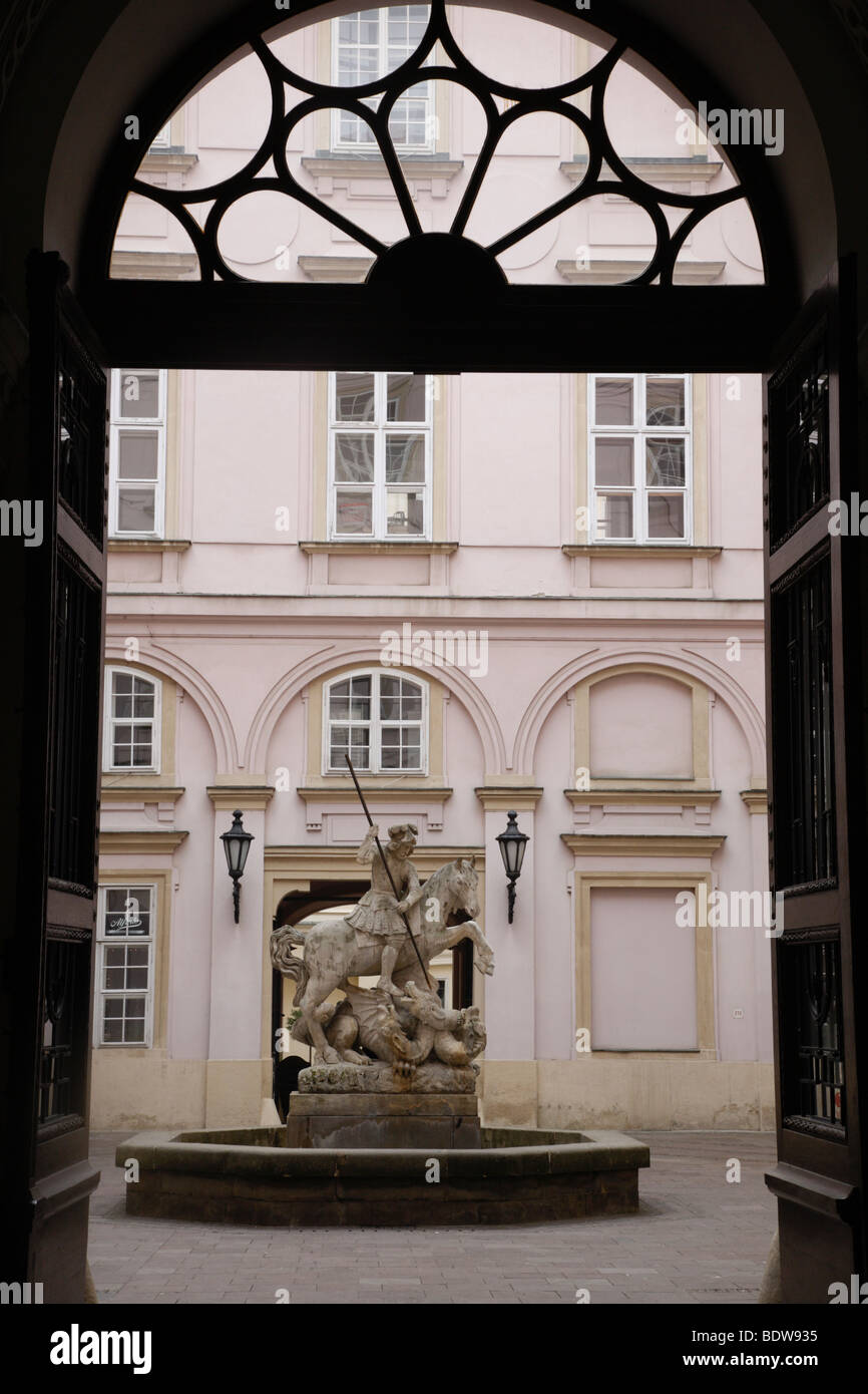 Eintritt in das 18. Jahrhundert Primaten Haus (Rathaus) zeigt St. George und der Drache-Brunnen. Bratislava, Slowakei Stockfoto