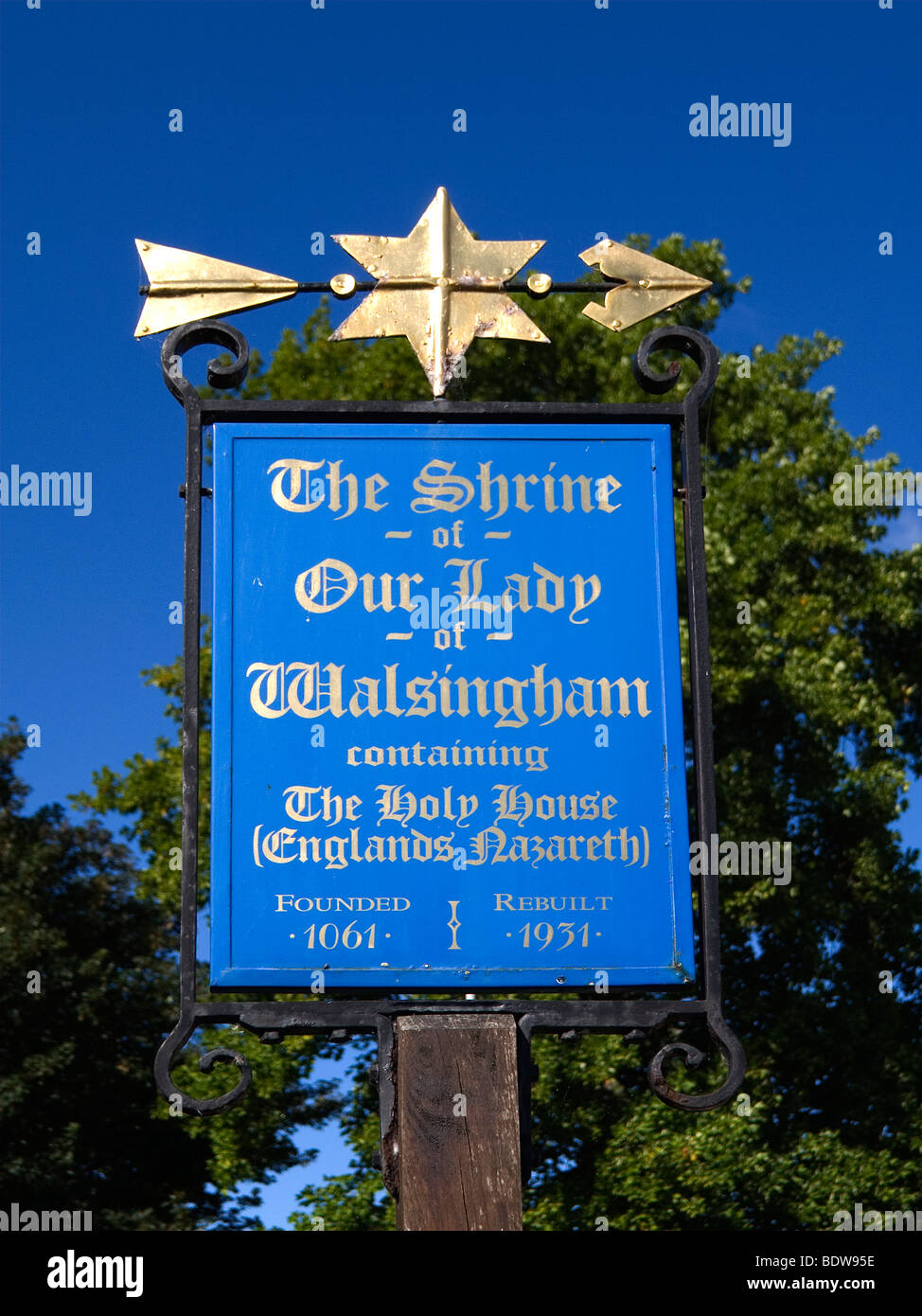 Ein Schild am Eingang in das Heiligtum unserer lieben Frau von Walsingham mit dem Heiligenhaus oder Englands Nazareth Stockfoto