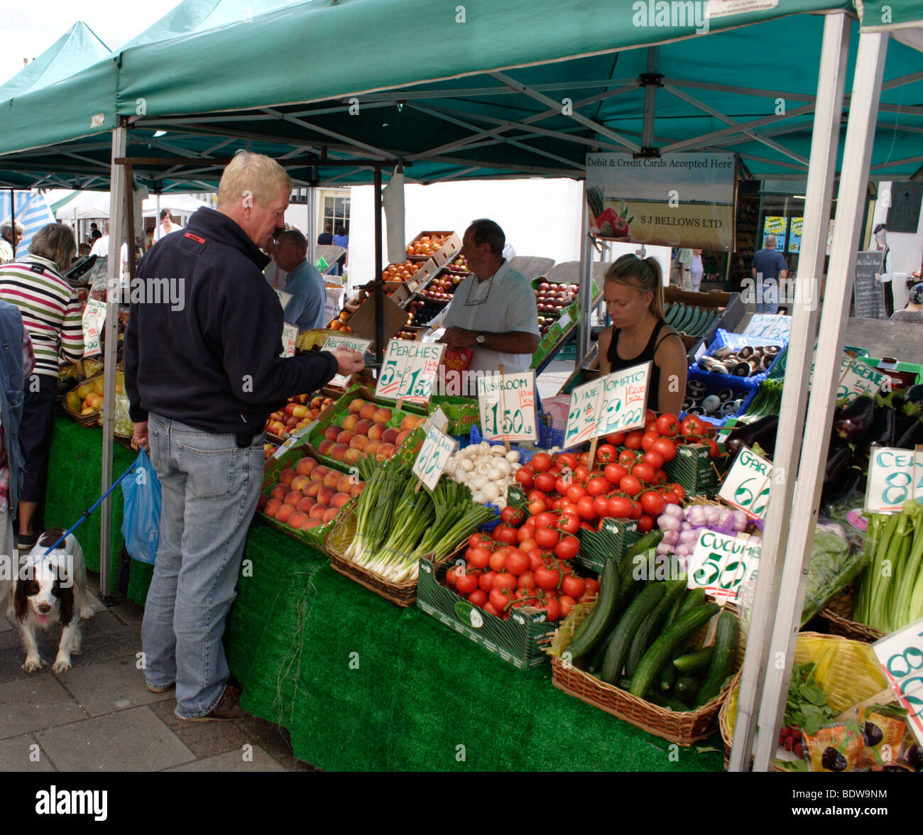 Obst und Gemüse Stall in Lymington High Street Hampshire Stockfoto