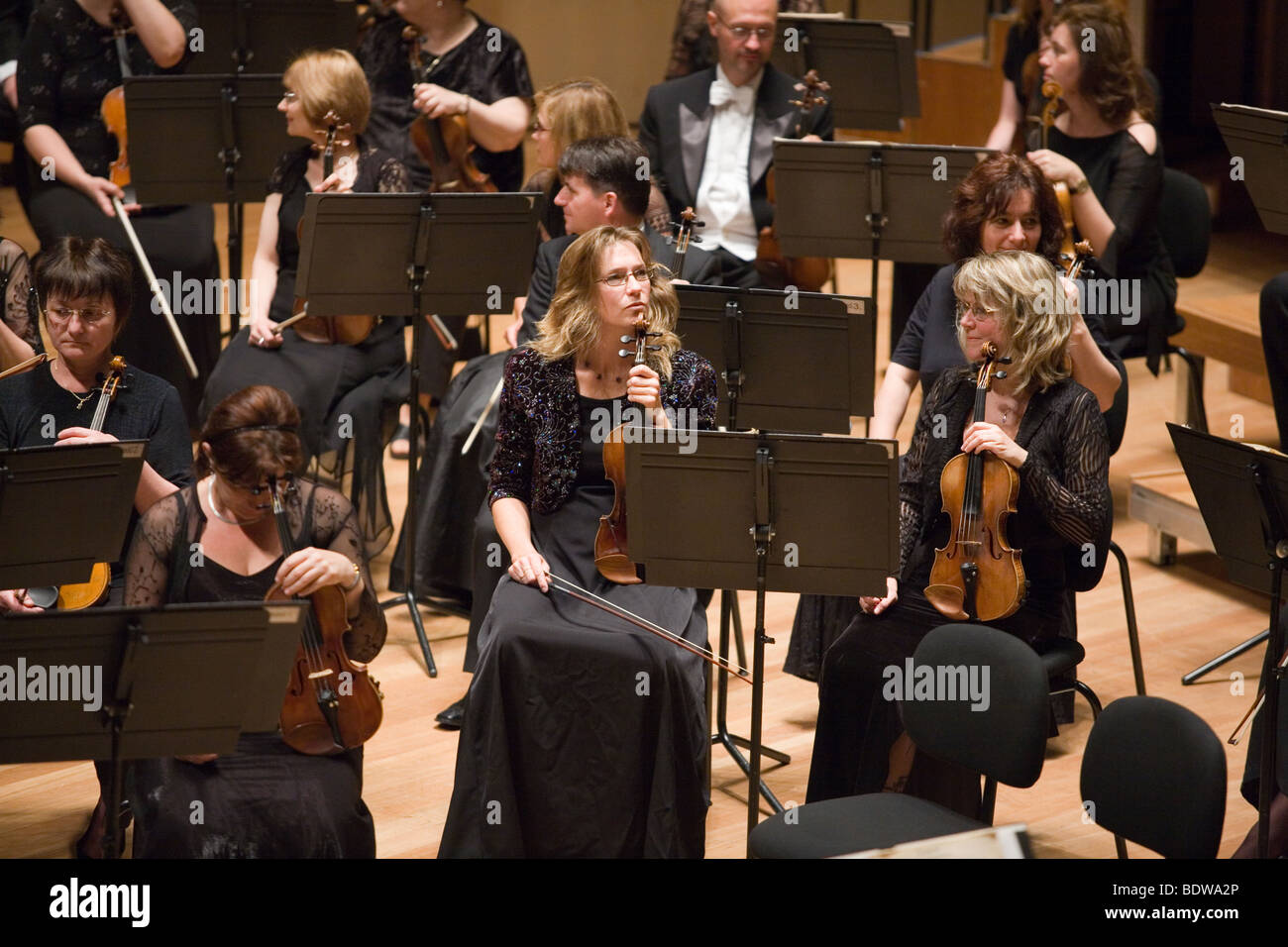 BUDAPEST-Juli 09: MAV symphonischen Orchesterkonzert auf der Bühne im "Kunsthalle" Budapest 9. Juli 2009 in Budapest, Ungarn Stockfoto