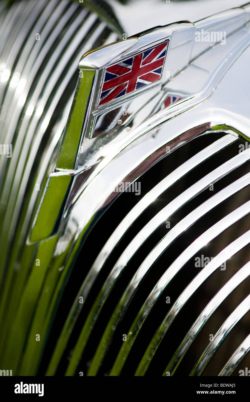 Union Jack Flagge Emblem auf der Vorderseite eines klassischen britischen Auto Stockfoto