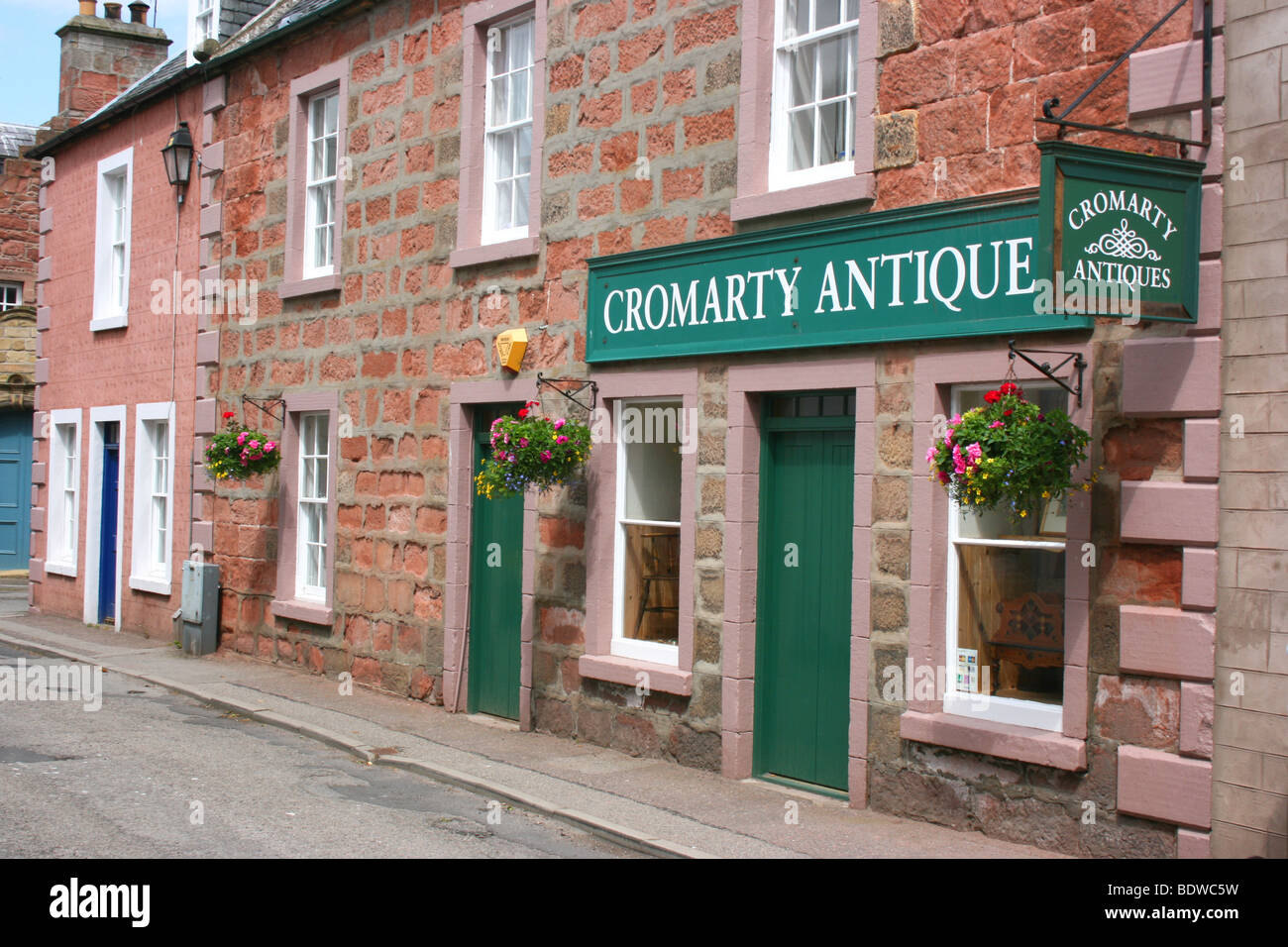 malerische alte Antik-Shop in der historischen viktorianischen Dorf von Cromarty, Black Isle, Schottisches Hochland Stockfoto