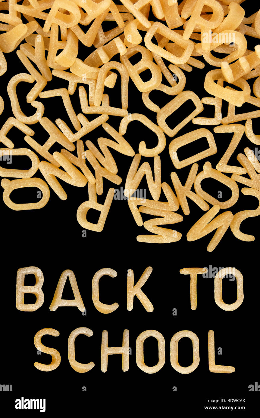 Zurück zur Schule in Suppennudeln Kinder Alphabet geschrieben. Stockfoto