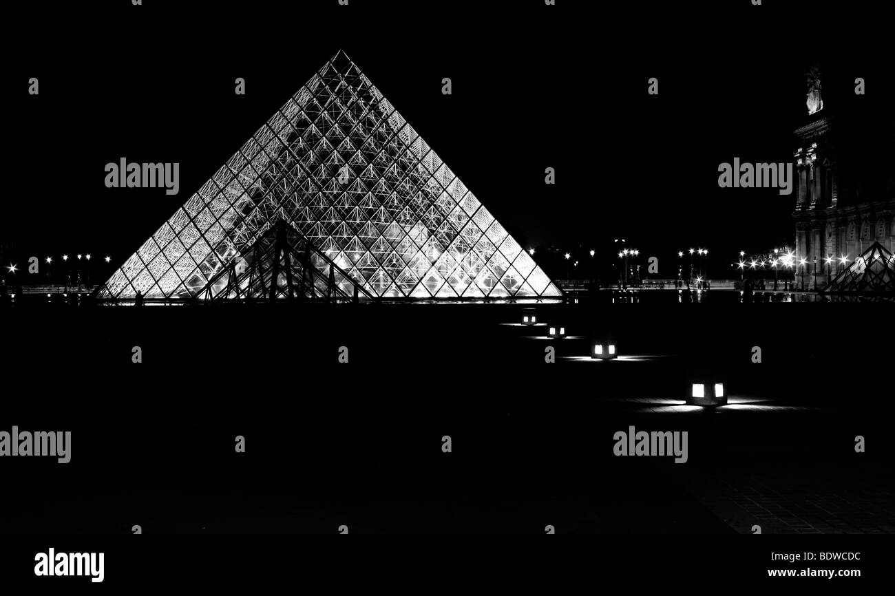 Die Pyramide-Eingang in den Louvre in Paris in der Nacht Stockfoto