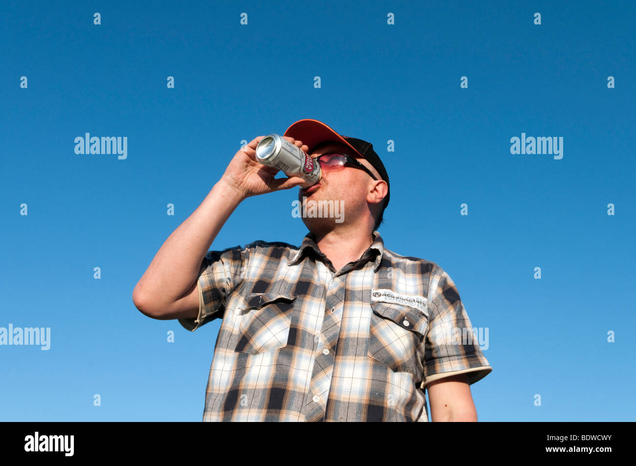 Menschen trinken Lagerbier aus der Dose, England, UK Stockfoto