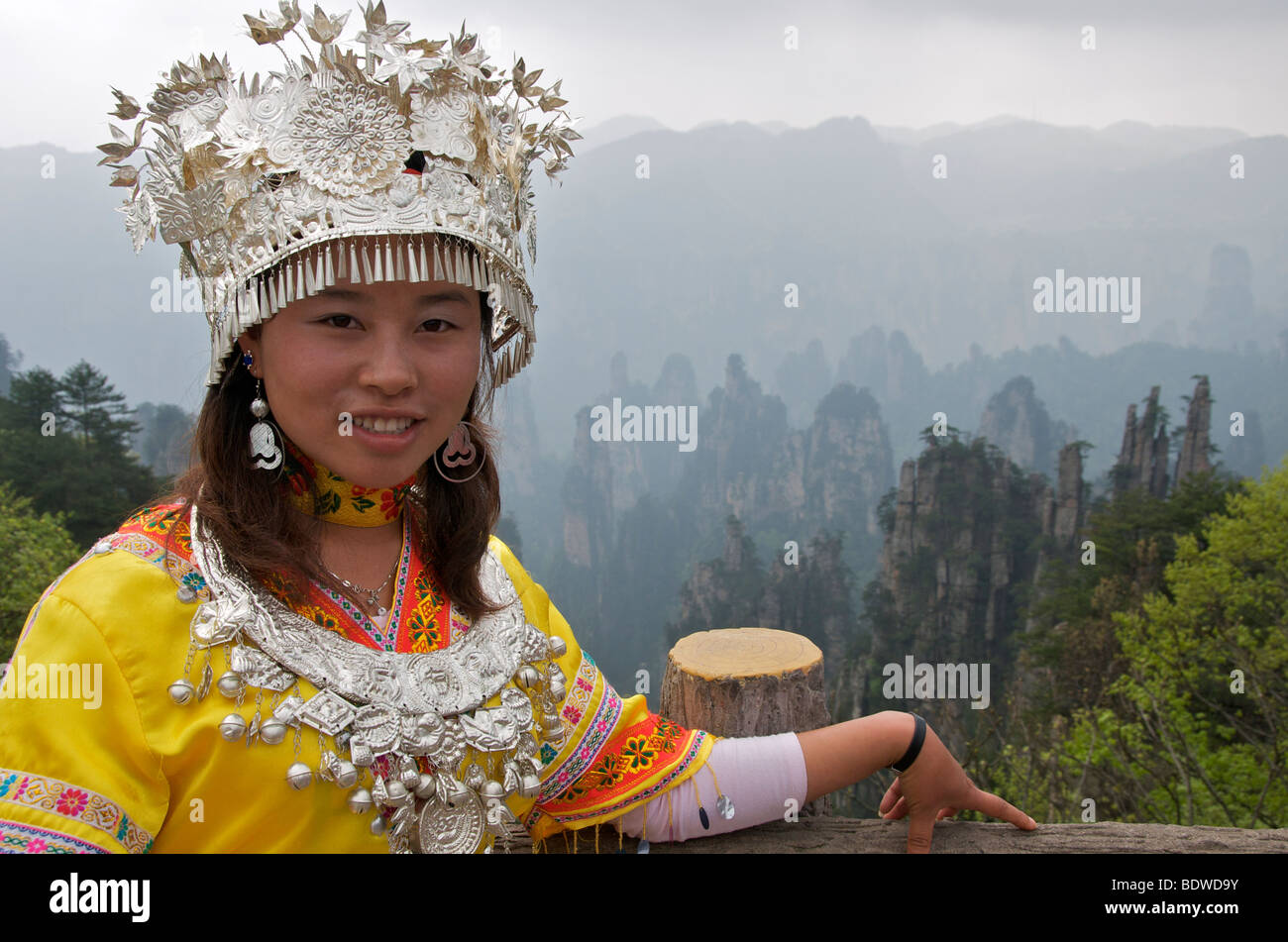 Mädchen posiert in formalen Tujia-Kostüm für Fotos Wulingyuan Scenic National Park der Provinz Hunan China Stockfoto