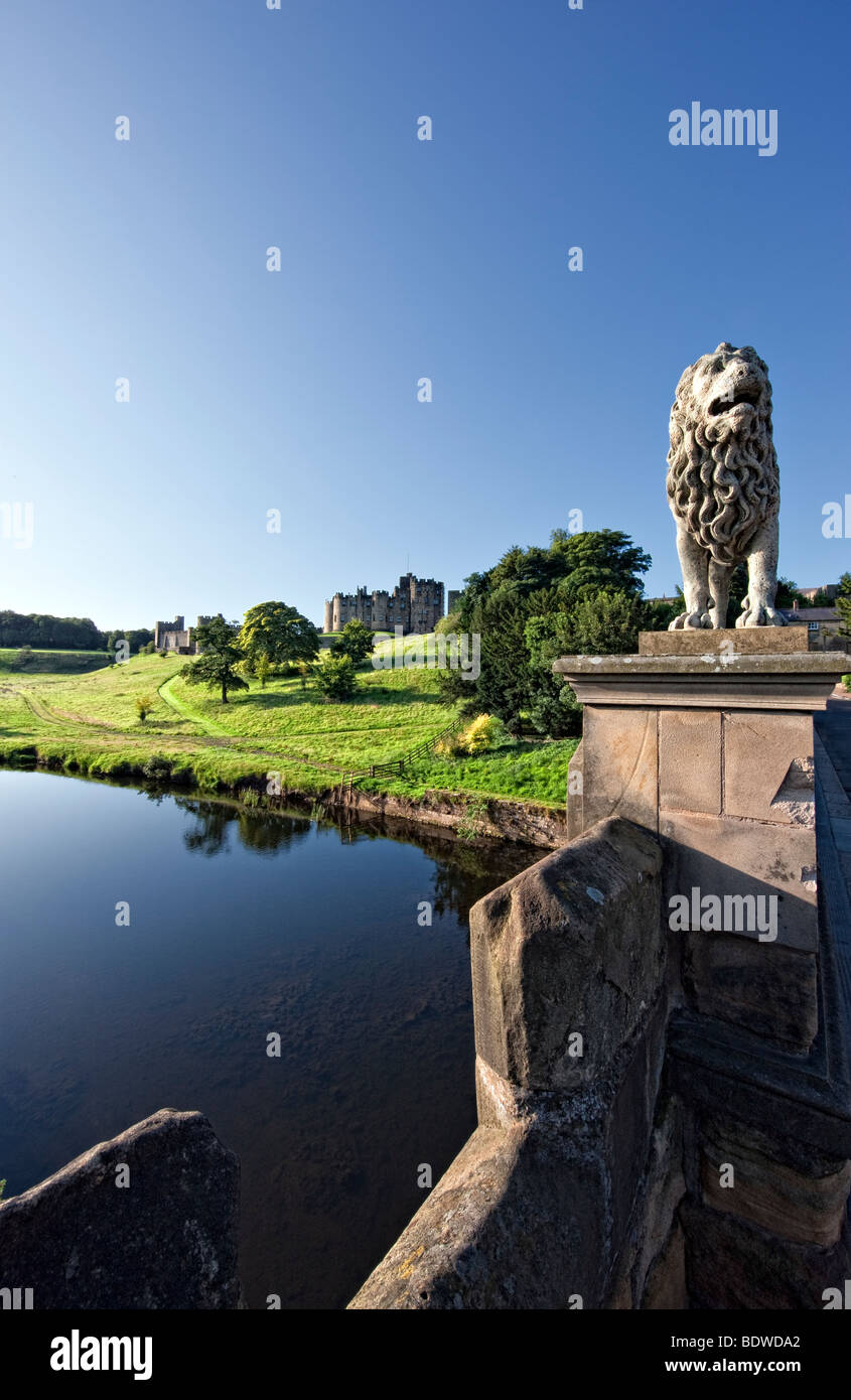 Alnwick Castle von der Löwen-Brücke an einem sonnigen Sommermorgen Northumbria UK Stockfoto