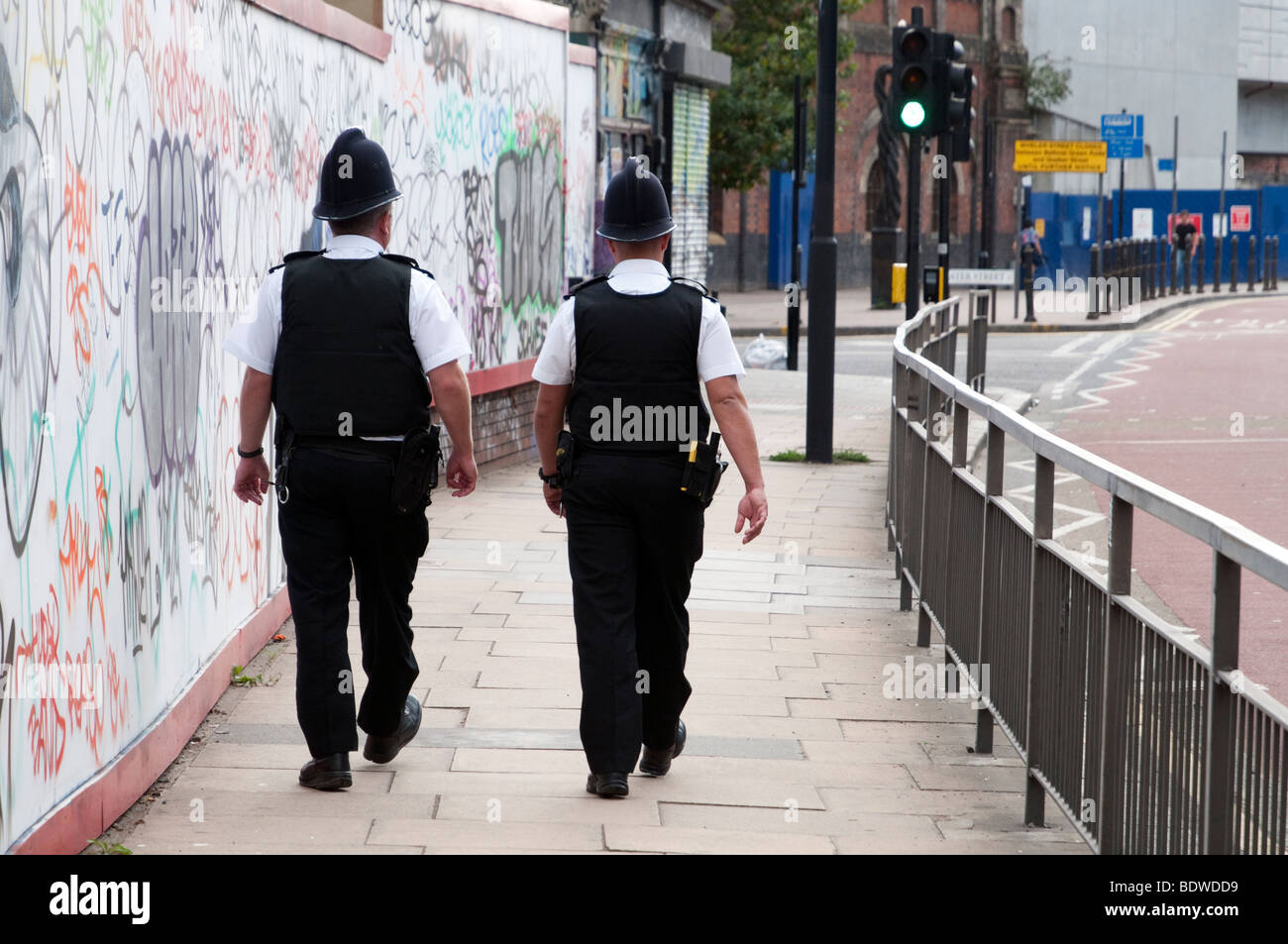 Stadt-Polizisten auf Streife auf Bethnal Green Road, London, England, UK Stockfoto