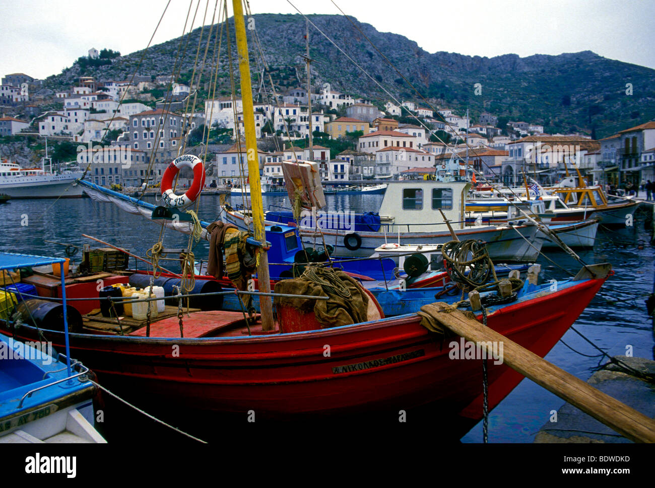 Fischerboote im Hafen, die Stadt von Hydra, Hydra-Insel, Griechenland, Europa Stockfoto