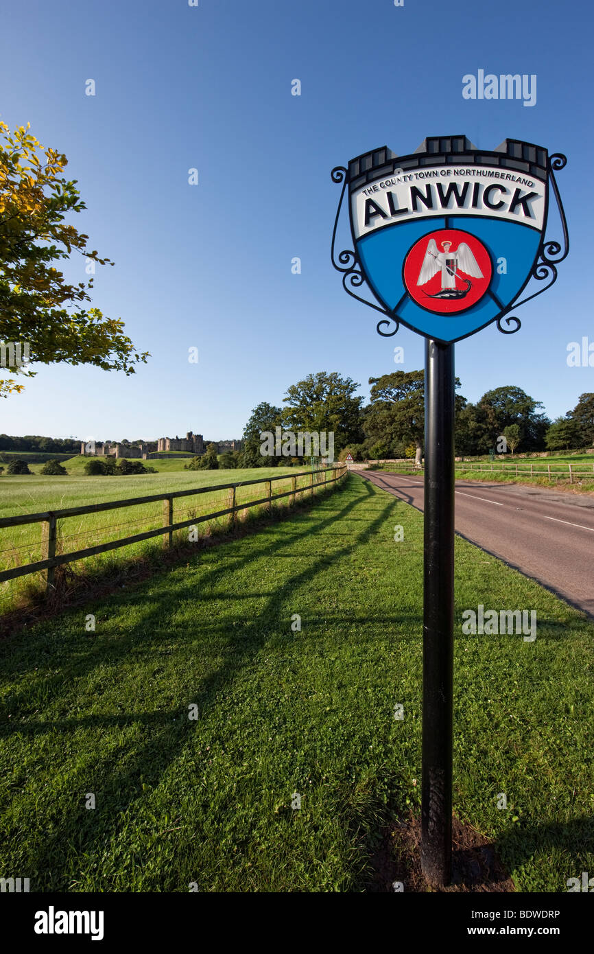 Stadt-Schild an der Straße nach Alnwick und es ist Castle, Northumbria UK Stockfoto