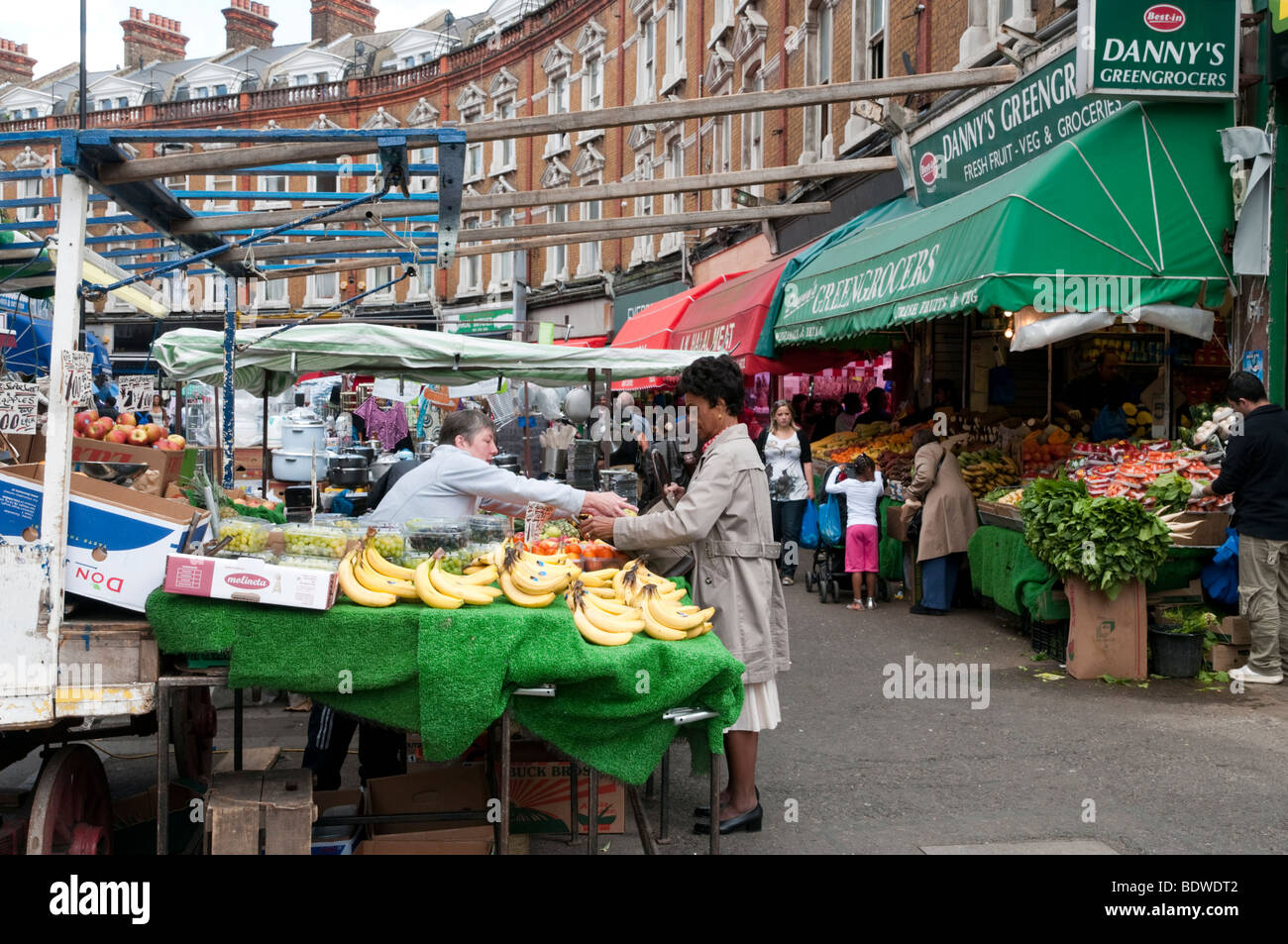 Obst und Gemüse Stall auf Electric Avenue Straßenmarkt, Brixton, London, England, UK Stockfoto