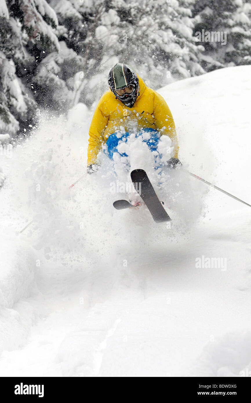 Freeride-Skifahrer nach unten bewegen und springen im Pulverschnee. Stockfoto