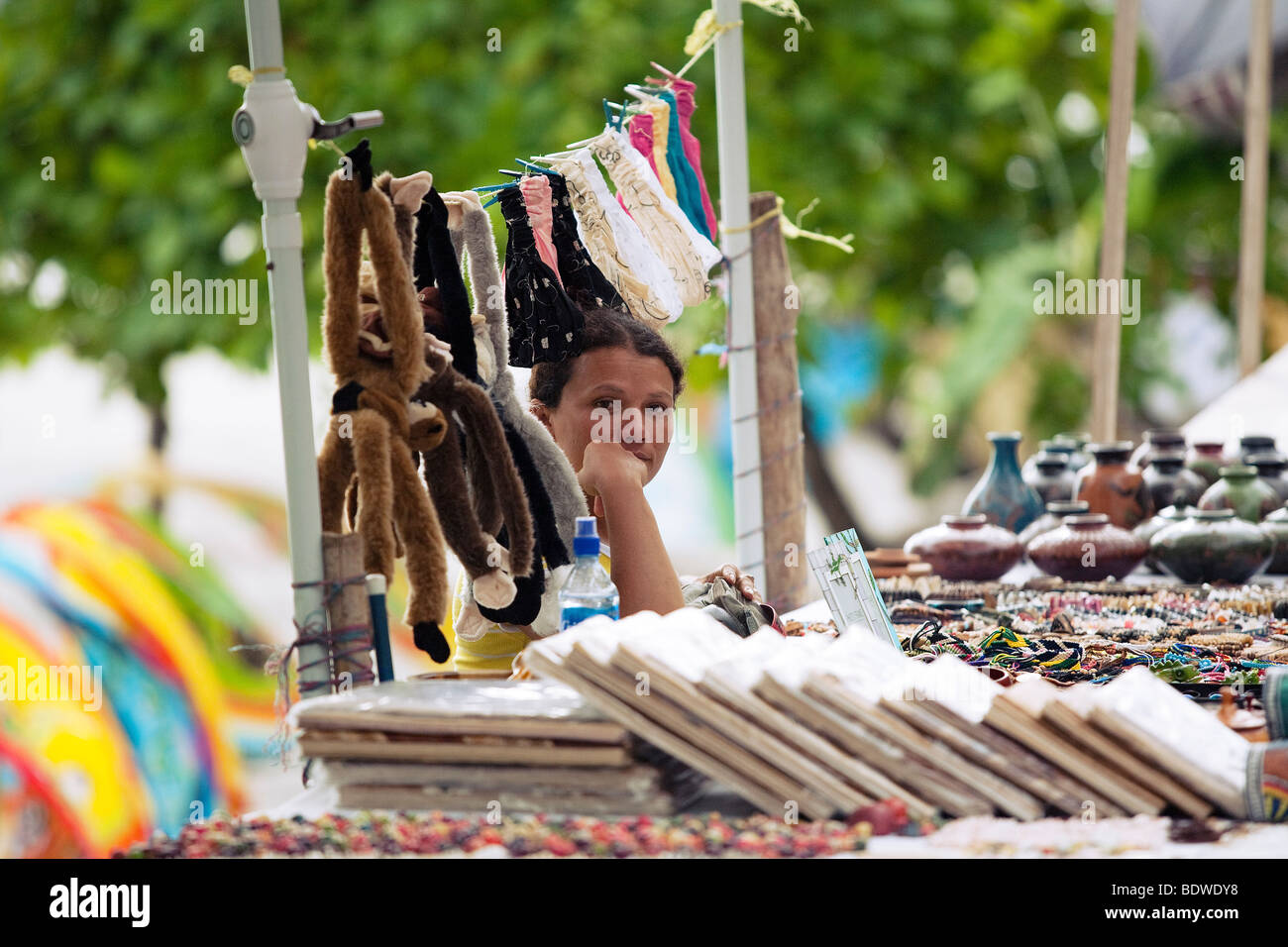 Eine Frau kümmert sich um einen Stall mit Souvenirs in Manuel Antonio Stockfoto