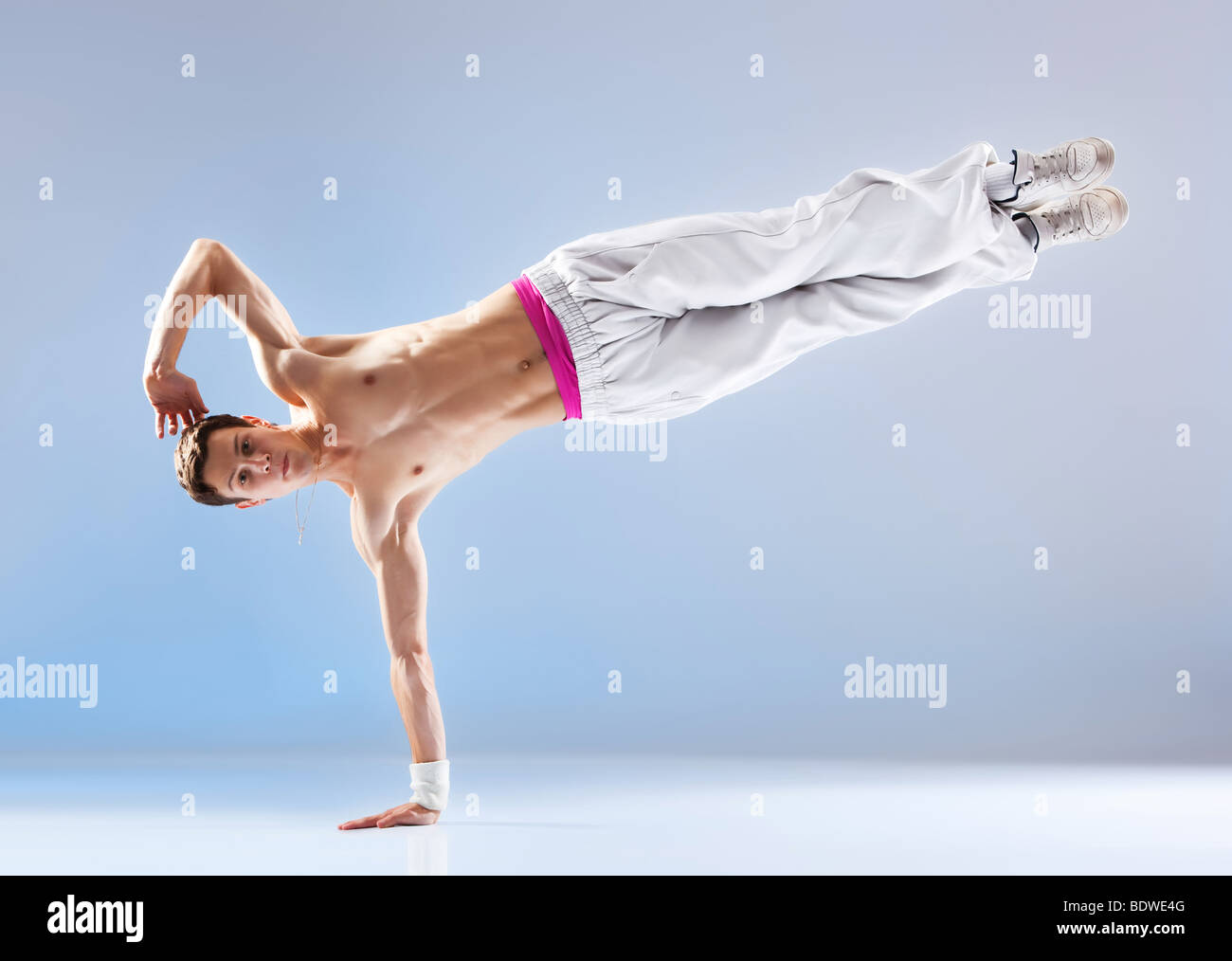 Junger Mann Modern Dance. Auf weichen weißen und blauen Hintergrund. Stockfoto