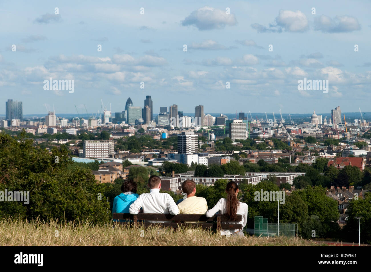 Menschen betrachten von London von der Spitze des Parliament Hill auf Hampstead Heath, London, England, UK Stockfoto