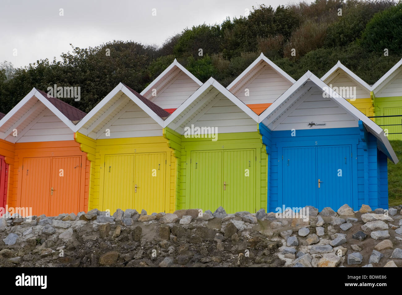 Farbenfrohe Strandhütten, North Bay, Scarborough, North Yorkshire. Stockfoto