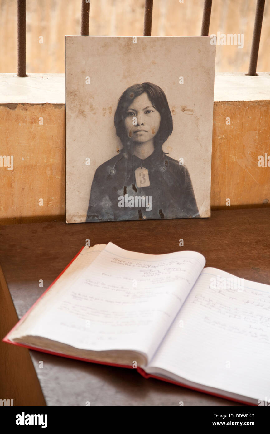 Ein Porträt eines weiblichen Gefangenen mit dem Gästebuch auf s-21-Folterzentrum Stockfoto