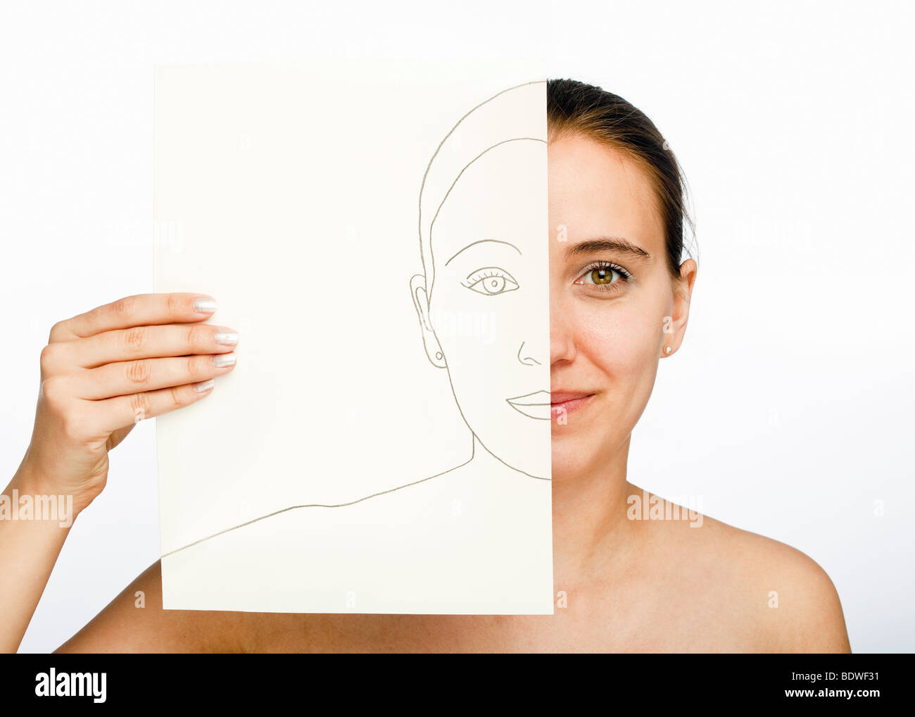 Junge Frau hält eine gezeichnete Porträt von sich selbst Stockfoto