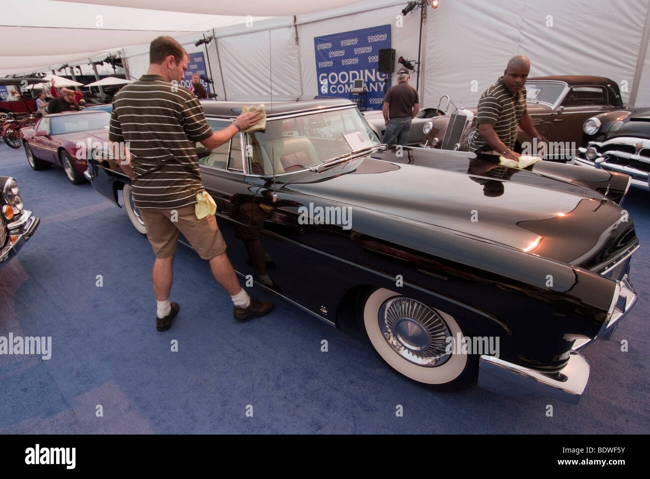 Mitarbeiter Reinigung ein 1957 Continental Mark II vor der & Firma Gooding Auktion in Pebble Beach, Kalifornien. Stockfoto