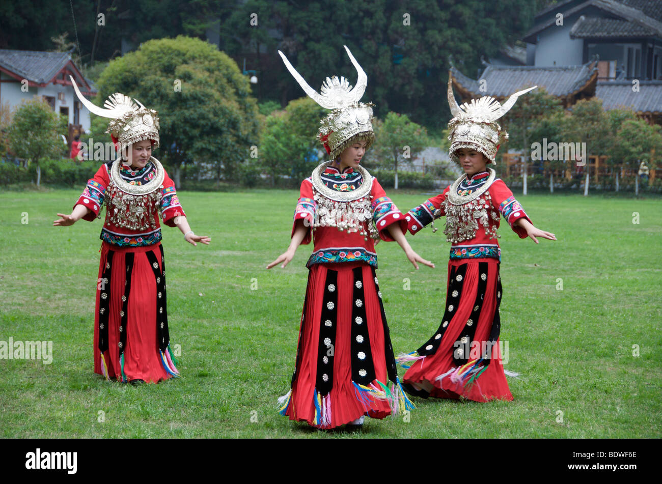 Drei Tujia-Frauen tanzen in formalen Kostüm Wulingyuan Provinz Hunan China Stockfoto