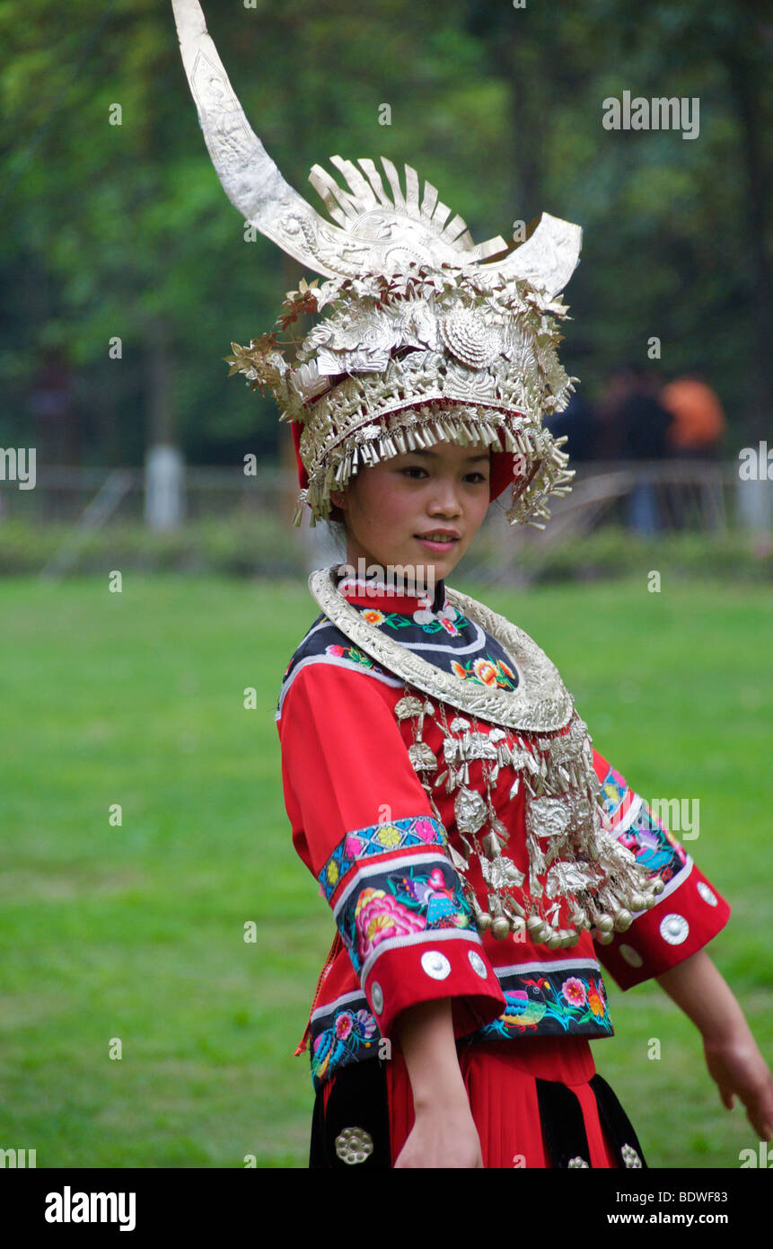 Tujia Mädchen tanzen in formalen Kostüm Wulingyuan Provinz Hunan China Stockfoto