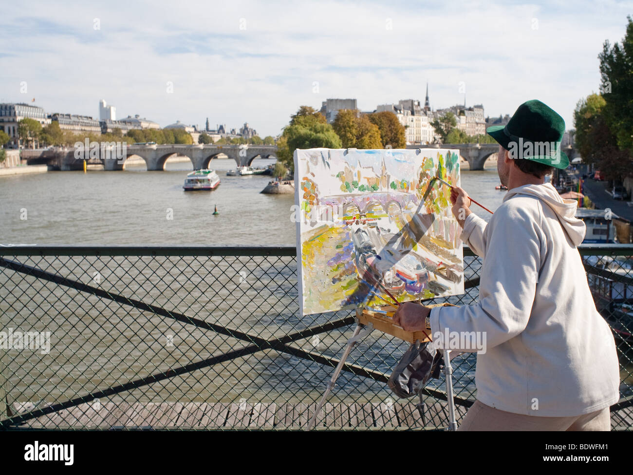 Ein Maler auf Pont des Arts in Paris, Frankreich Stockfoto