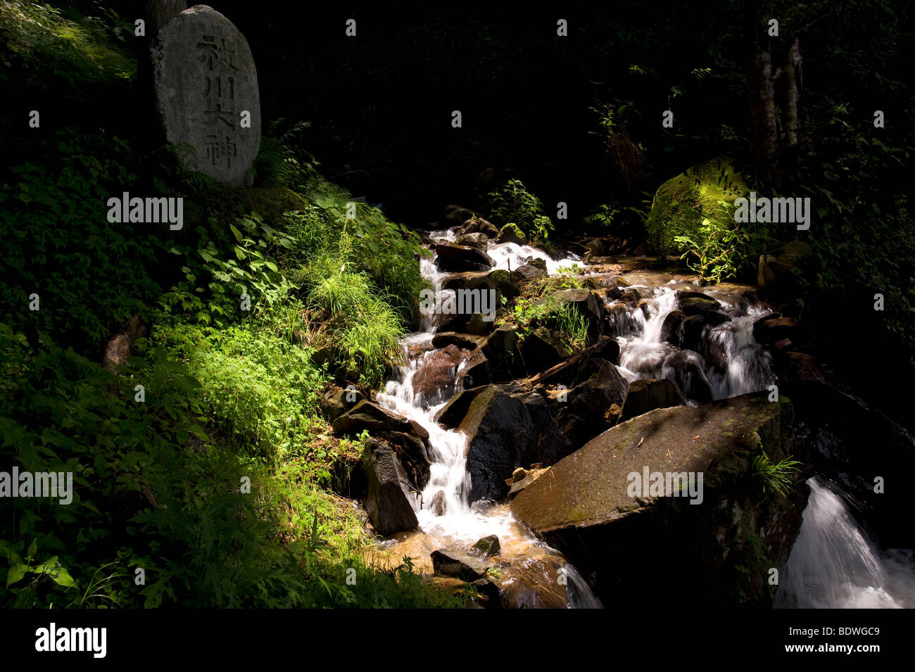 Heiliger Stein markieren die Anwesenheit von ein Flussgott, Shimosuwa, Präfektur Nagano, Japan Stockfoto