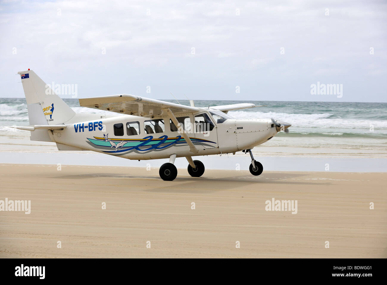 Flugzeug abheben auf siebzig - fünf Mile Beach, eine offizielle Autobahn, der weltweit einzige offizielle Beach Flughafen auf einer Sand-Piste, Stockfoto