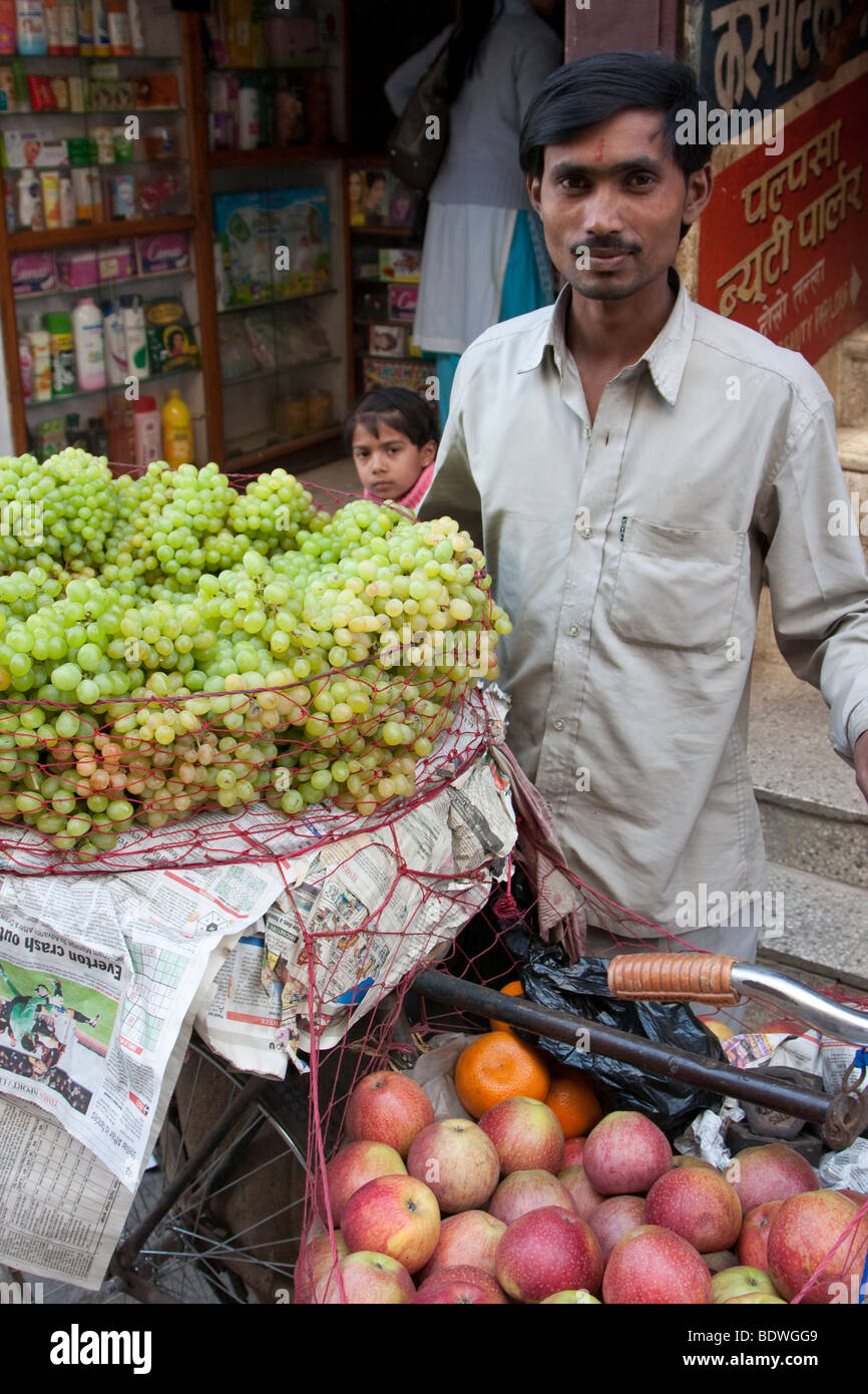Kathmandu, Nepal. Traube und Apfel Lieferanten, die Innenstadt von Kathmandu. Stockfoto