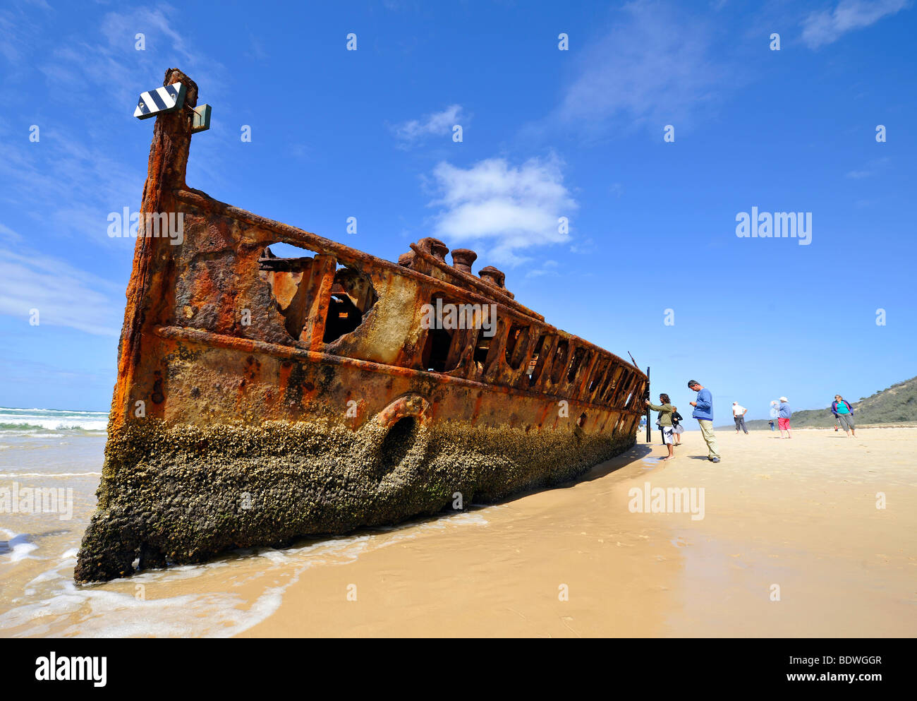 Touristen am Wrack der ehemaligen Luxusliner SS Maheno, 70 - 5 Mile Beach, UNESCO Weltnaturerbe, Fraser Stockfoto