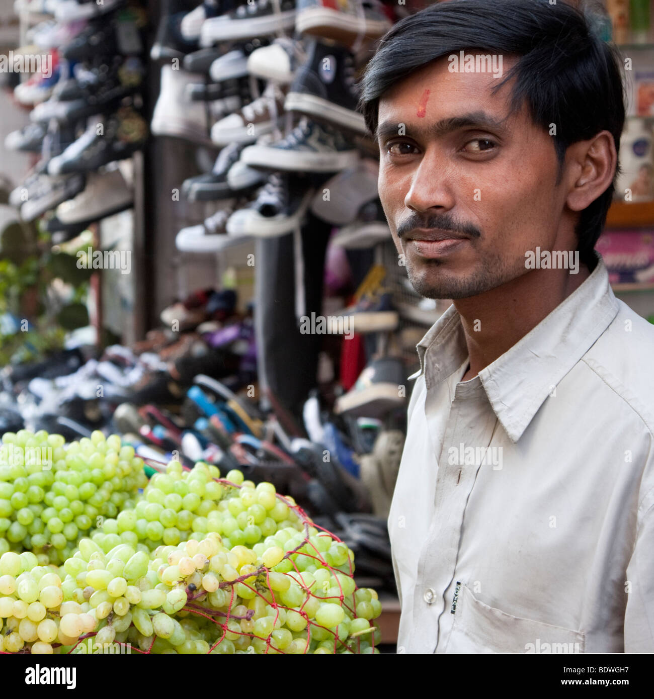 Kathmandu, Nepal. Traube Lieferanten, die Innenstadt von Kathmandu. Stockfoto