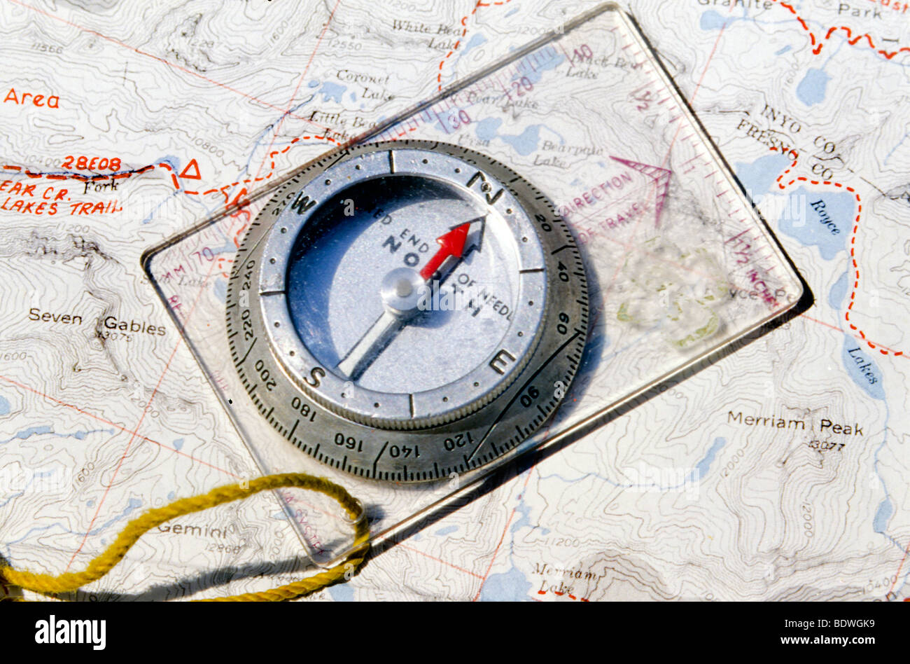 Wandern Sie Versorgung Ausrüstung Versorgung Richtung Trail Punkt OL Sierra Stockfoto