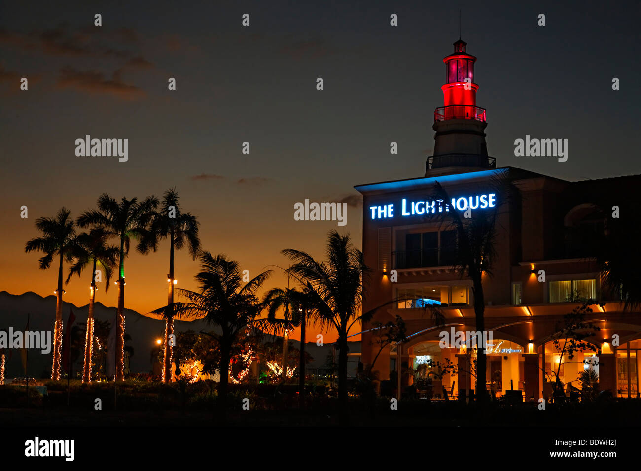 Das Lighthouse Hotel, Nacht, beleuchtete, Lichterketten, Restaurant, Palm trees, romantische Stimmung, Olongapo City, Subic Bay, Luzon Stockfoto