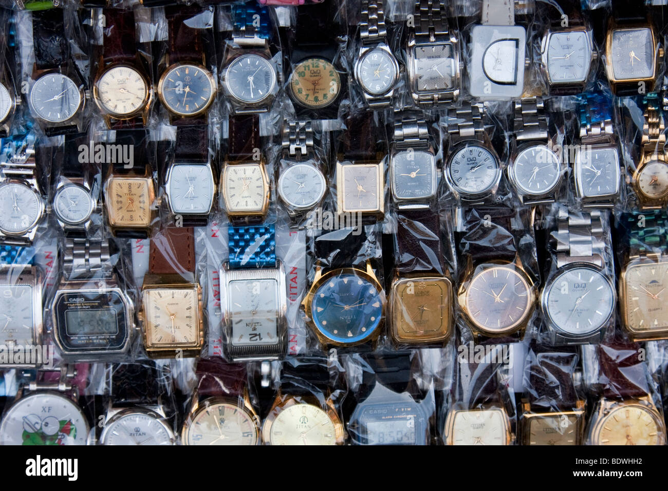 Kathmandu, Nepal. Armbanduhren für Bürgersteig Markt, Zentrum von Kathmandu. Stockfoto