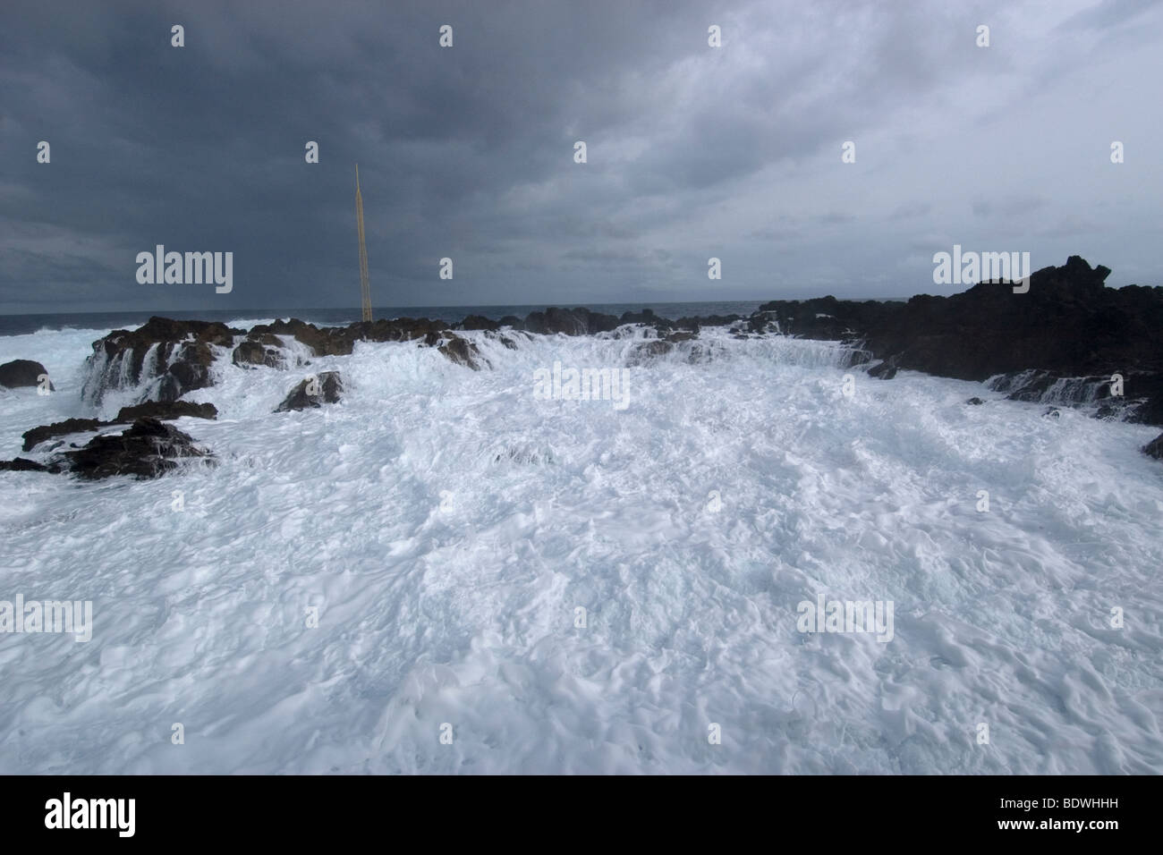 Welle stürzt über Ursuppe, St. Peter und St. Paul rockt, Brasilien, Atlantik Stockfoto