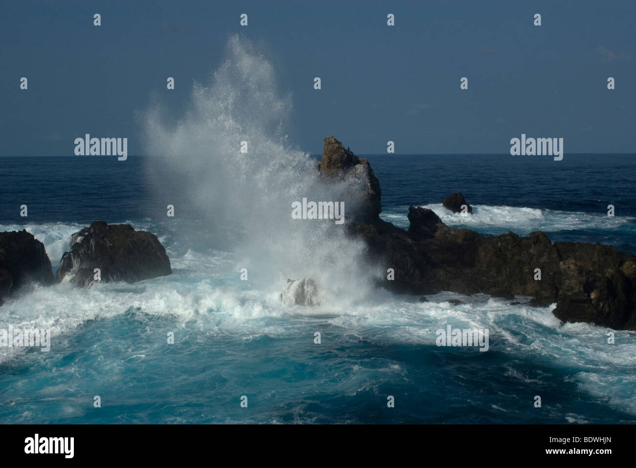 Wellen, die über St. Peter und St. Paul Felsen, Brasilien, Atlantik Stockfoto