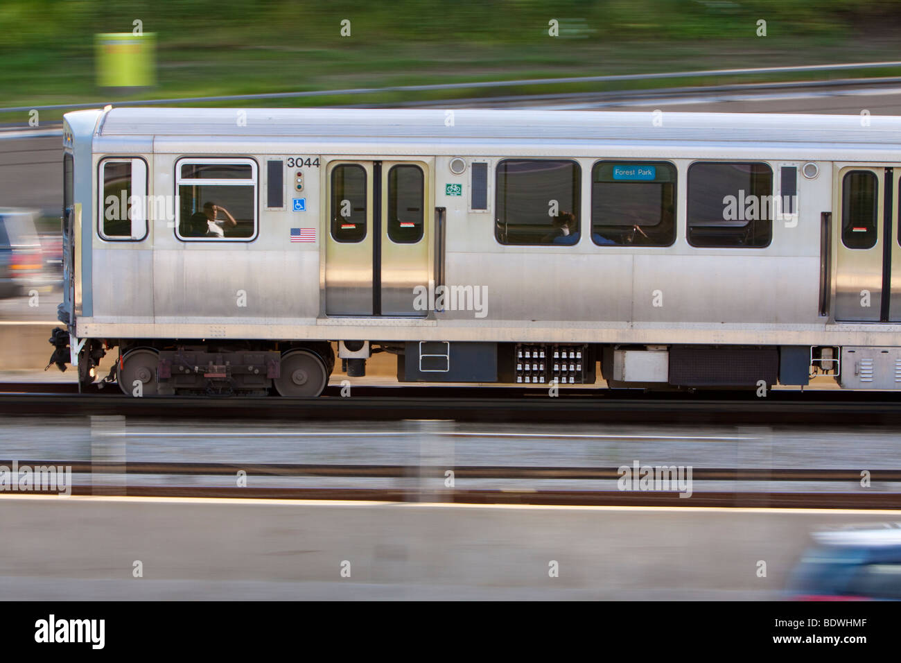 In der Mitte des Kennedy Expressway zwischen den Rush-Hour-Stau beschleunigen, macht CTA L Zug seinen Weg in Chicago. Stockfoto