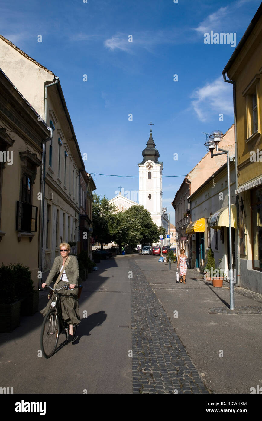 Eine Frau fährt Fahrrad entlang der ziemlich Einkaufsstraße Ferencesek Utcaja (Straße), Pecs, Ungarn Stockfoto