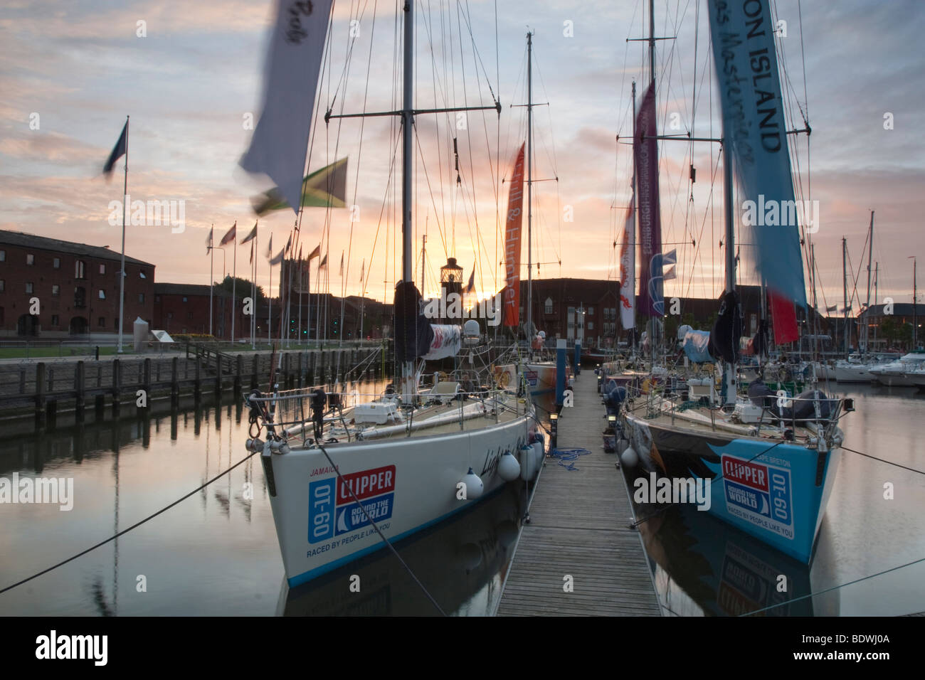 Yachten ankern in Hull Marina vor dem Start der Clipper Round the World Yacht Race 09-10 bei Sonnenaufgang. Stockfoto