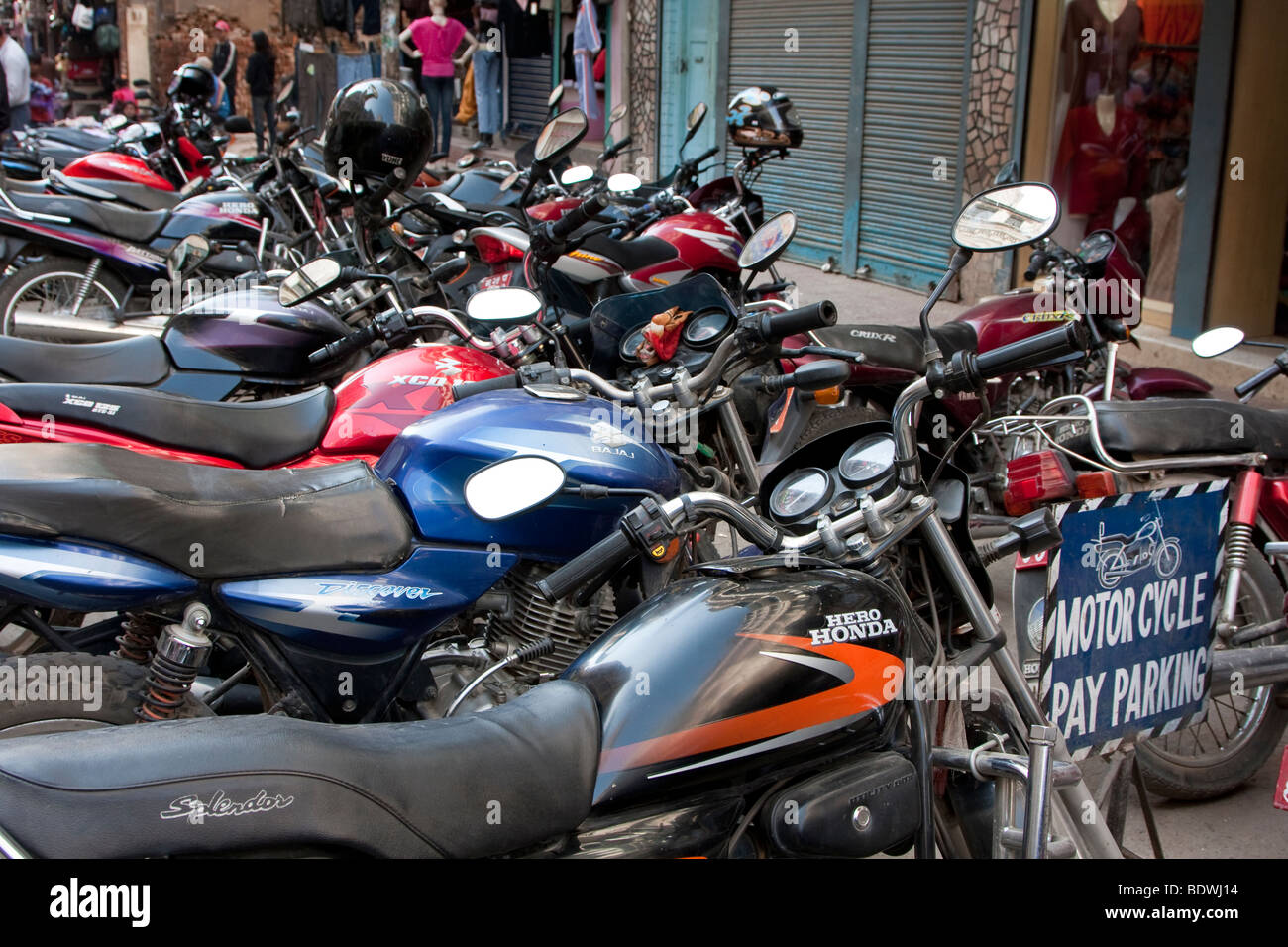 Kathmandu, Nepal. Motorrad Pay Parkplatz, Zentrum von Kathmandu. Stockfoto