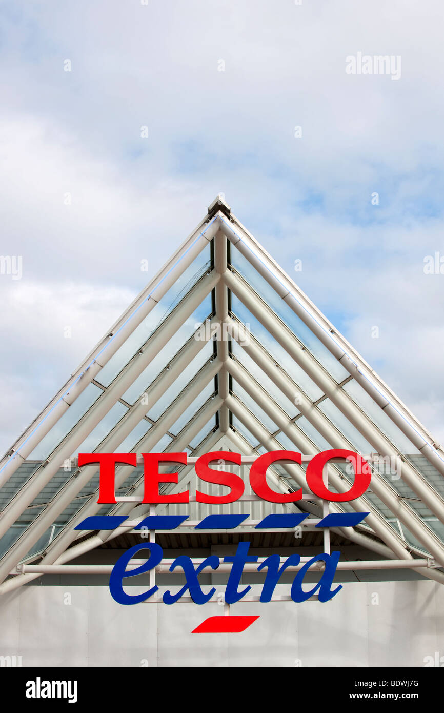 Melden Sie sich über einen Tesco Extra laden im Norden von Wales in Walisisch und Englisch Stockfoto