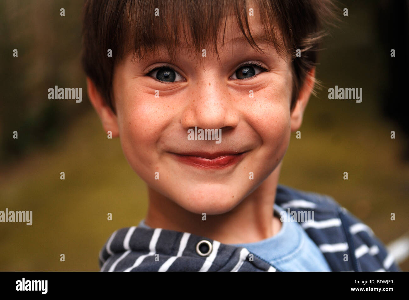 Kleiner Junge Grimassen Stockfotografie - Alamy