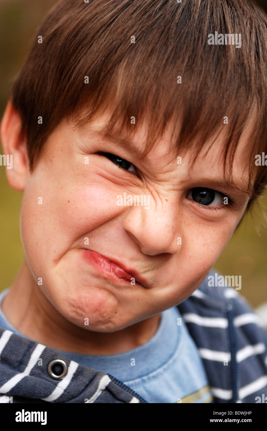 Kleiner Junge Grimassen Stockfoto