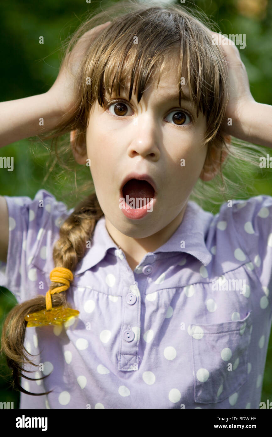 niedliche Mädchen acht Jahre alt schreien erstaunt Stockfoto