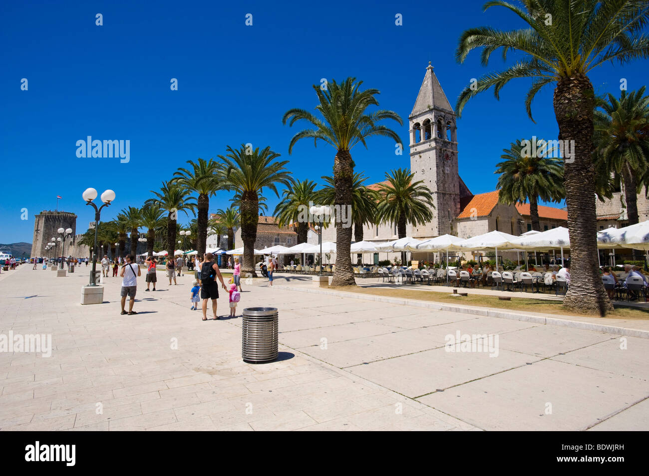 Uferpromenade von Trogir, auf der rechten Glockenturm der Kloster Kirche des Heiligen Dominikus, Trogir, Nord-Dalmatien, Kroatien Stockfoto
